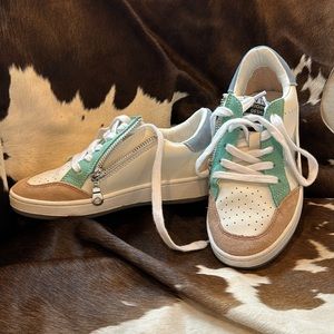 Little girl almost new shoes!!